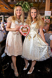 Ophelia Blaimer (li), Alessandra Geissel Käfer's Wies'n-Schänke Oktoberfest München 24.09.2013 Foto: Christian Rudnik